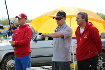 Женская команда комитета администрации Алтайского края по финансам, налоговой и кредитной политике выиграла ежегодные соревнования госслужащих Алтая по ловле рыбы поплавочной удочкой (фото).