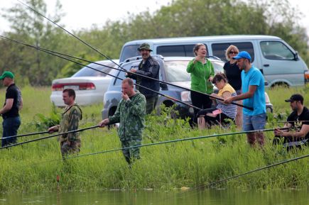 Женская команда комитета администрации Алтайского края по финансам, налоговой и кредитной политике выиграла ежегодные соревнования госслужащих Алтая по ловле рыбы поплавочной удочкой (фото).