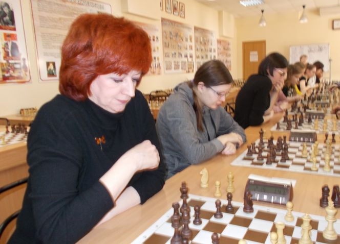 Продолжилась традиция товарищеского матча «Женщины против ветеранов-мужчин»