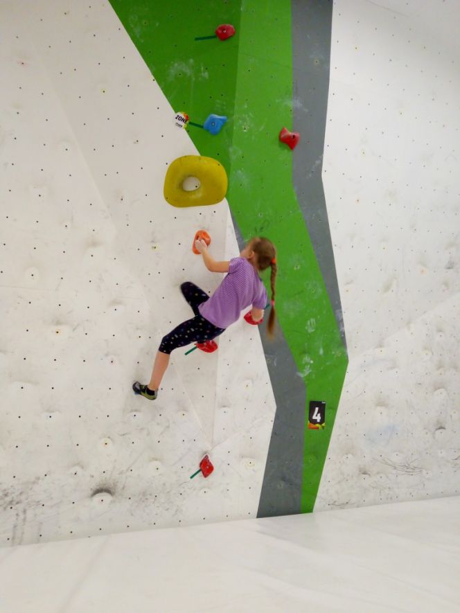 В Бийске прошло краевое первенство по боулдерингу