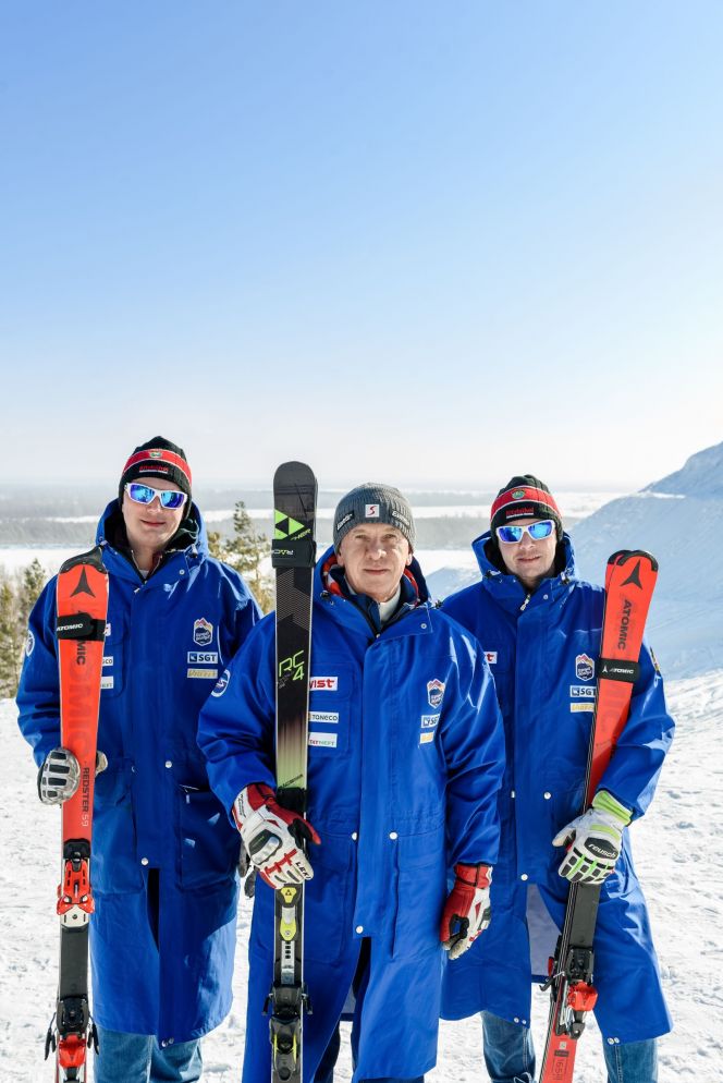 На фото: Вячеслав Кизилов - тренер высшей квалификационной категории СП СШОР «Горные лыжи», мастер спорта по горнолыжному спорту. Сергей Кизилов - директор СП СШОР «Горные лыжи», первый мастер спорта СССР в Алтайском крае по горнолыжному спорту, президент Федерации горнолыжного спорта и сноуборда Алтайского края, начальник мужских олимпийских трасс на Олимпиаде в Сочи. Евгений Кизилов - директор ГК «Авальман», мастер спорта РФ по горнолыжному спорту