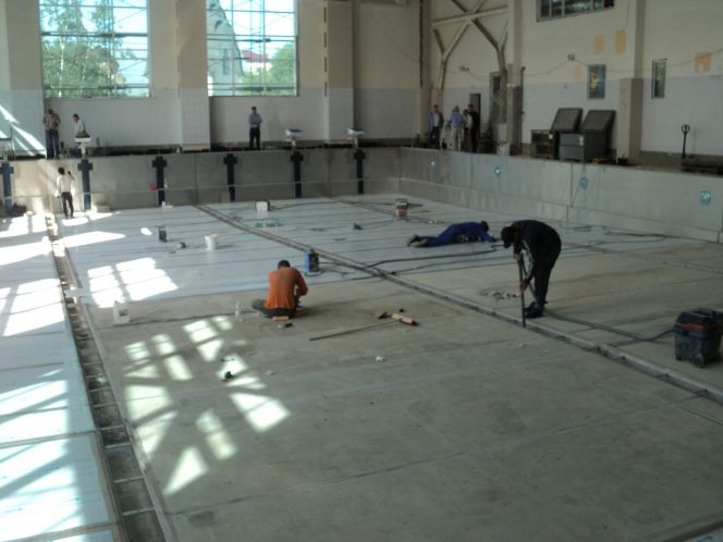 Завтра заканчиваются последние работы по монтажу цельно-металлической чаши бассейна «Олимп» в Алтайском государственном техническом университете (фото).   