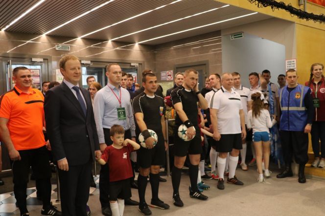 Товарищеский матч общественников с командой органов власти. Фото: Виталий Дворянкин 