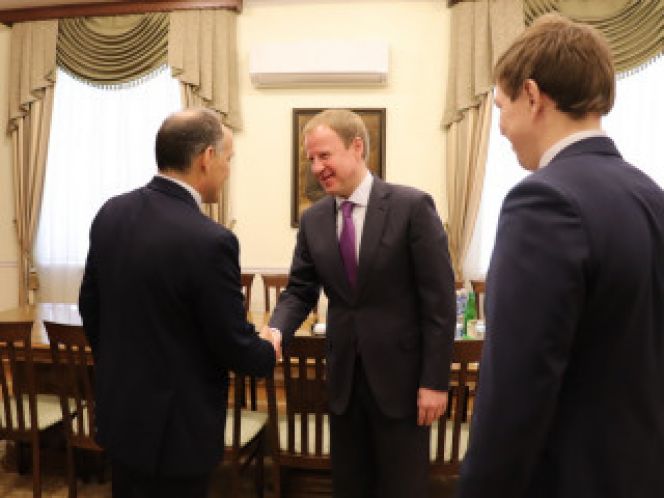 Встреча губернатора Алтайского края Виктора Томенко с Эцио Гамбой и Иваном Нифонтовым. Фото пресс-службы губернатора Алтайского края и минспорта Алтайского края