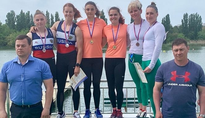 Ирина Андреева и Дарья Харченко (обе - в розовом, Ирина правее) - победительницы Кубка России