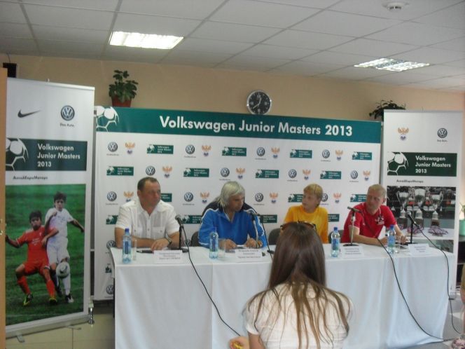 Бывший футболист московского "Динамо", мастер спорта международного класса Алексей Петрушин провёл мастер-класс для воспитанников спортшколы Алексея Смертина. 