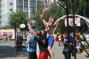 Более 100 алтайских команд приняли участие во Всероссийских массовых соревнованиях по уличному баскетболу «Оранжевый мяч – 2013», прошедших в Барнауле. 