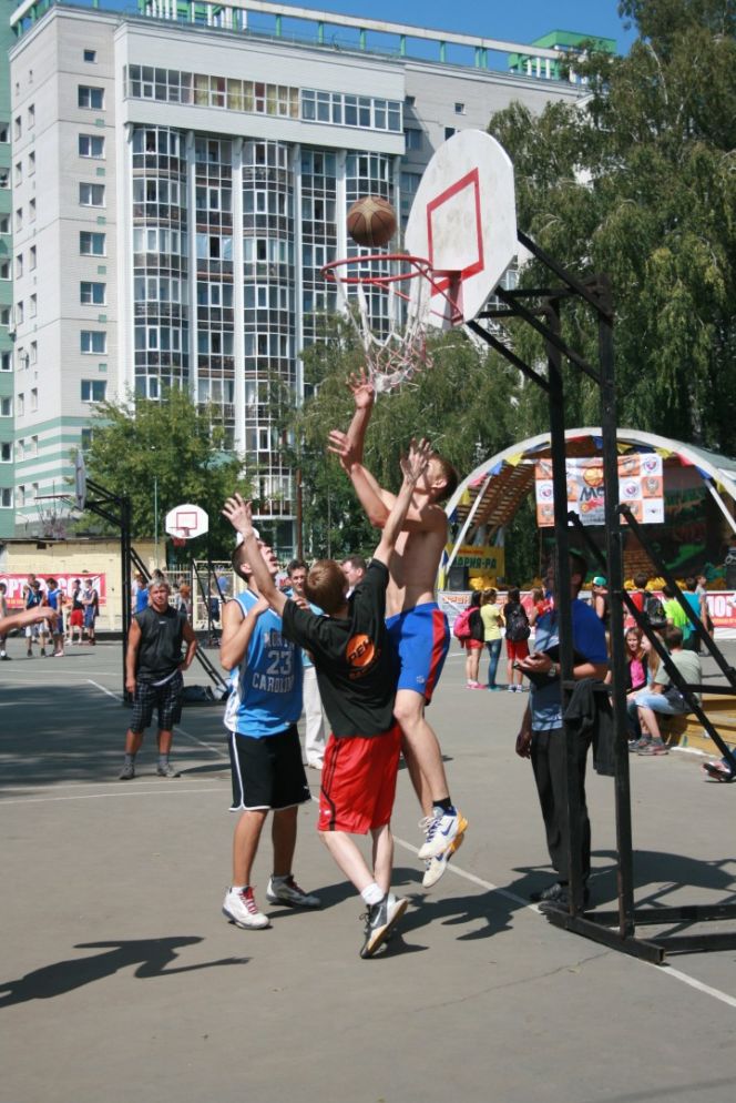 Более 100 алтайских команд приняли участие во Всероссийских массовых соревнованиях по уличному баскетболу «Оранжевый мяч – 2013», прошедших в Барнауле. 