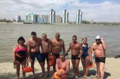 Члены краевой федерации закаливания и зимнего плавания «Белые медведи» переплыли реку Обь 