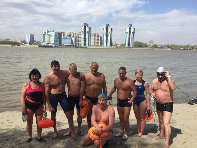 Члены краевой федерации закаливания и зимнего плавания «Белые медведи» переплыли реку Обь 