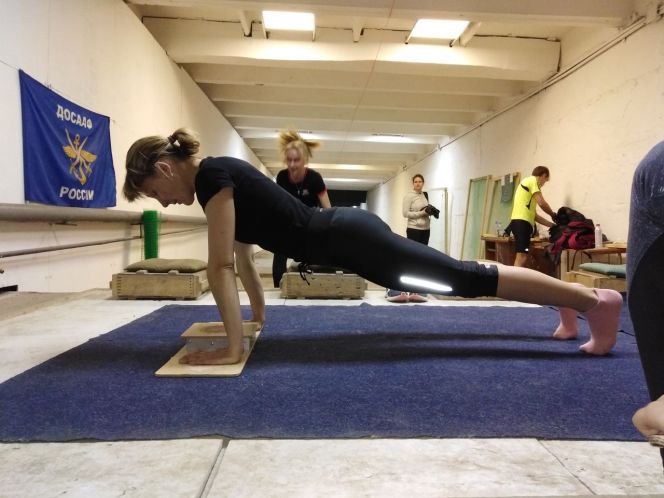 На фото: победительница краевого чемпионата по летнему полиатлону Елена Сафиулина показала отличную силовую подготовку