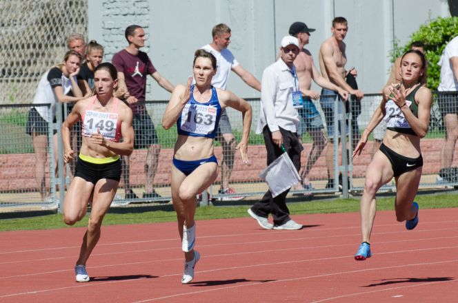 Кубок России по лёгкой атлетике. Полина Миллер на вираже (крайняя справа)