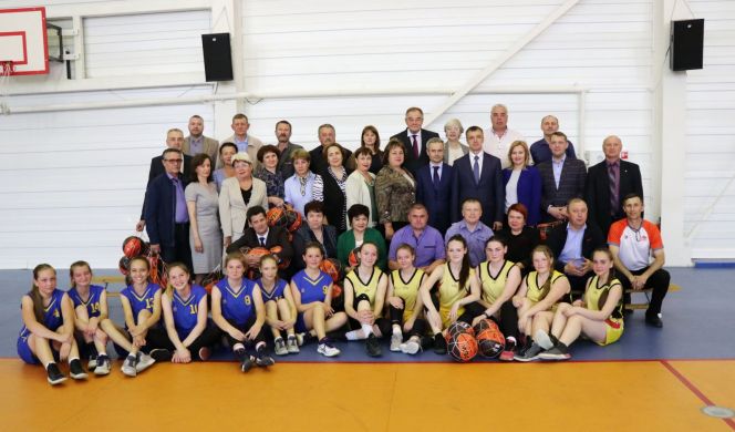 Директорам первых двадцати школ вручены мячи за участие в баскетбольной лиге «КЭС-БАСКЕТ»