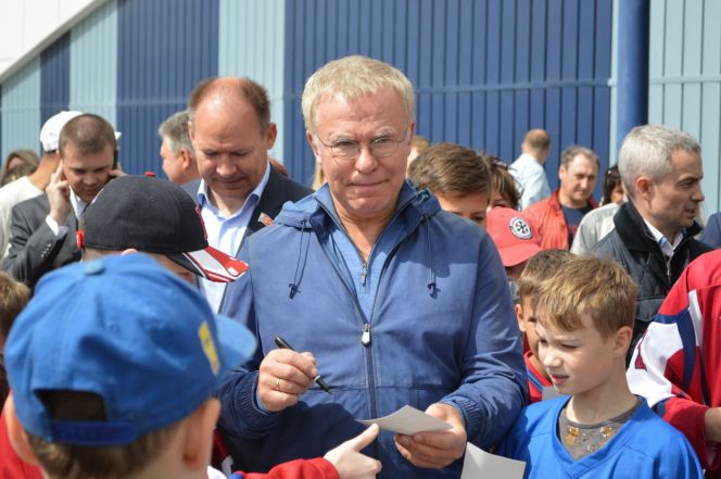 Автограф-сессия депутата Госдумы, двукратного олимпийского чемпиона, трёхкратного обладателя Кубка Стэнли и 7-кратного чемпиона мира по хоккею Вячеслава Фетисова вызывала в барнаульском ледовом дворце спорта "Динамо" ажиотаж