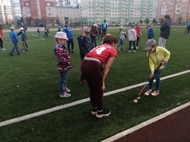 СШОР «Юность Алтая» агитирует детей заниматься хоккеем на траве