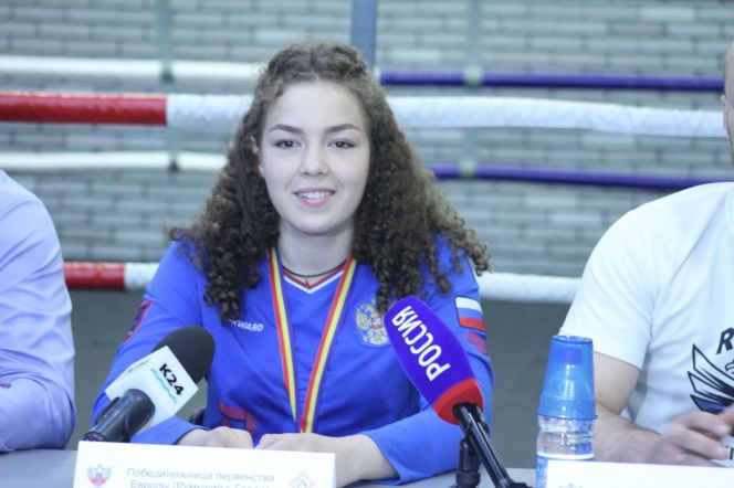 Фото Ярослава Махначева с пресс-конференции Валерии Воронцовой