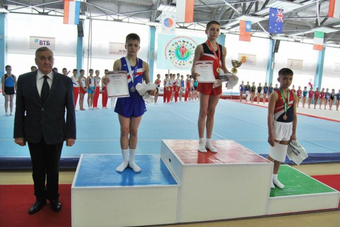 Сергей Жабин - победитель окружного этапа Спартакиады учащихся России в упражнениях на перекладине