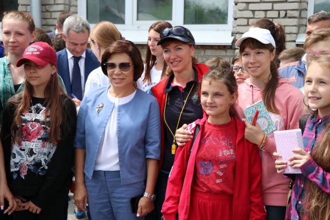 Ирина Роднина приняла участие в открытии турнира дворовых команд по мини-футболу в барнаульской гимназии №45