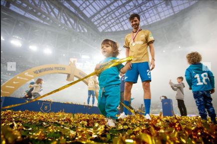 Александр Ерохин с сыном на чемпионском торжестве