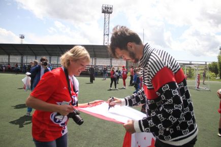 Поклонница - мама юного футболиста