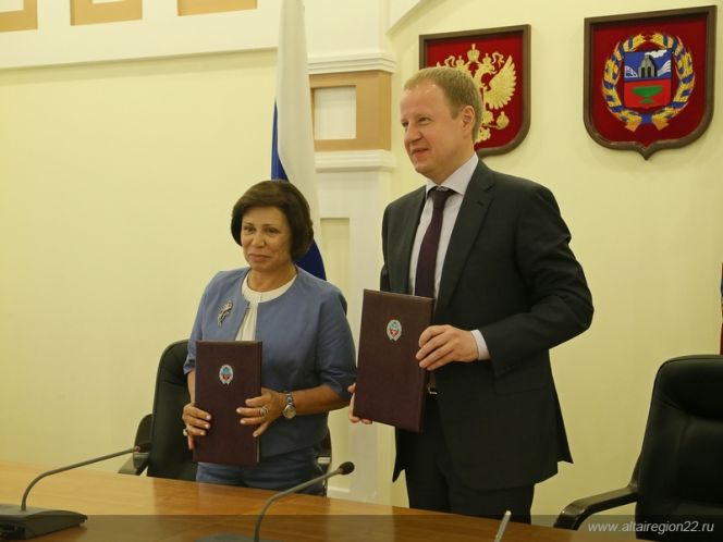 Губернатор Алтайского края Виктор Томенко и президент Всероссийской федерации школьного спорта Ирина Роднина подписали соглашение о сотрудничестве