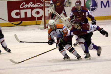 В первом домашнем матче сезона «Алтайские Беркуты» крупно обыграли нижнетагильский «Юниор-Спутник» – 6:0 (фото).
