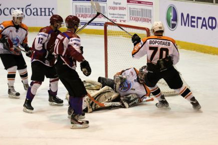 В первом домашнем матче сезона «Алтайские Беркуты» крупно обыграли нижнетагильский «Юниор-Спутник» – 6:0 (фото).