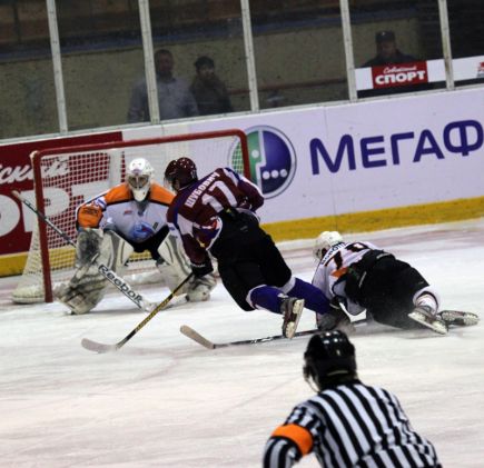 В первом домашнем матче сезона «Алтайские Беркуты» крупно обыграли нижнетагильский «Юниор-Спутник» – 6:0 (фото).
