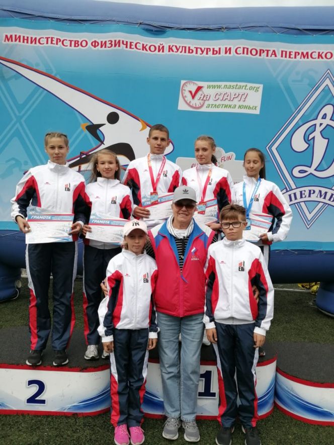 На фото: легкоатлеты из Мамонтова с Татьяной Зеленцовой, прилетевшей на соревнования из США