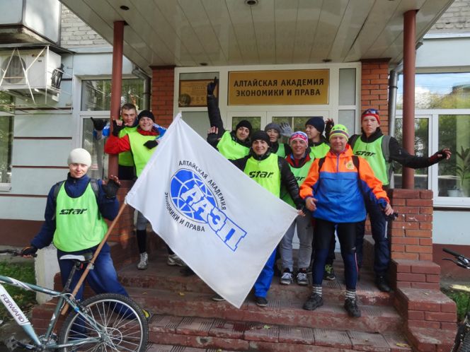 Финишировал велопробег в честь 20-летнего юбилея Алтайской академии экономики и права.