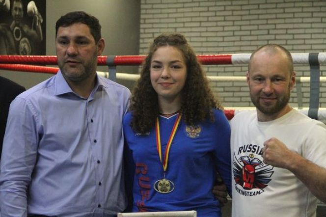 Армен Тоноян и Дмитрий Сохарев уверены, что у Валерии Воронцовой в боксе хорошие перспективы. Фото Ярослава Махначёва