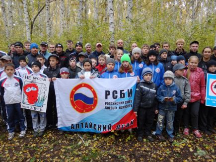 Представители боевых искусств провели в Барнауле экологическую акцию «Мы – за чистый город!».