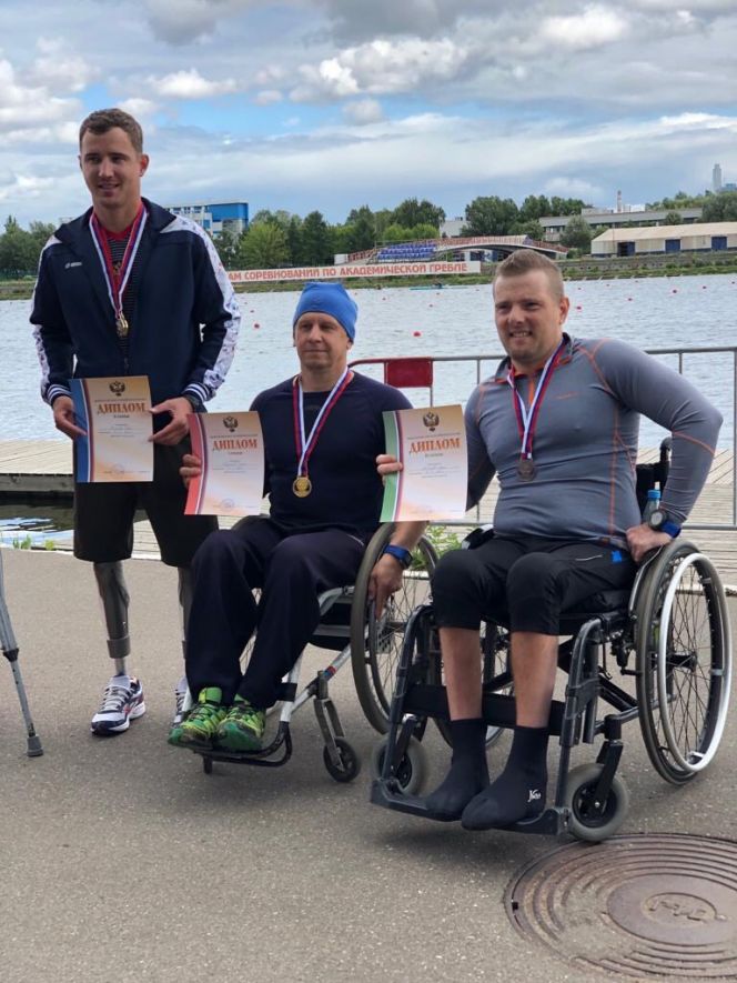 Игорь Кузнецов из Барнаула ( в центре) - победитель чемпионата России по гребле на байдарках и каноэ