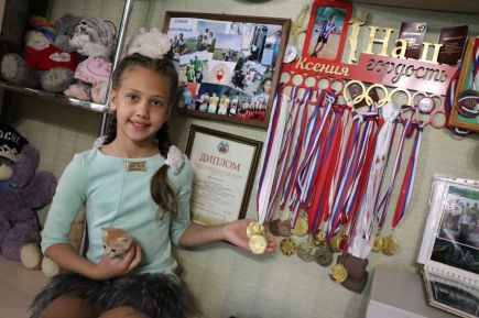 Ксения Воронина с коллекцией спортивных наград 