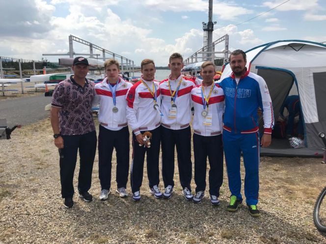 Владлен Ушаков (второй справа) с партнёрами по экипажу и тренерами  