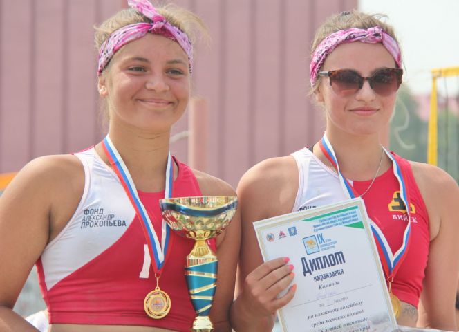 Награждение призеров турнира по пляжному волейболу