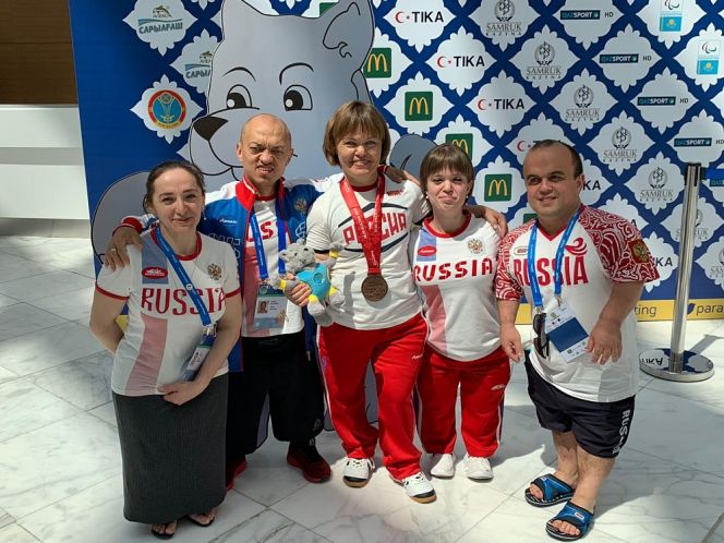 Тамара Подпальная ( в центре) - бронзовый призёр чемпионата мира по пауэрлифтингу. Фото: Паралимпийский комитет России 