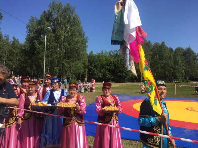 На татарско-башкирском празднике Сабантуй разыграли призы по борьбе на поясах корэш  