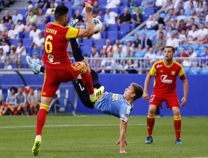 На фото: 20 июля. 2-й тур РПЛ. Форвард "Крыльев Советов" Александр Соболев забивает гол в матче с тульским "Арсеналом"