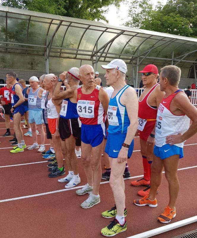 Юрий Савенков (в первом ряду второй справа) на старте забега