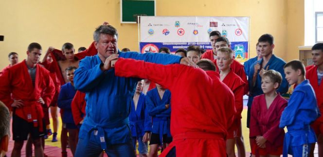 Олег Тактаров провел мастер-класс для бийских спортсменов
