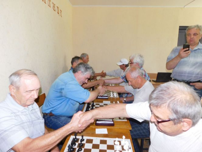 В рамках всероссийского фестиваля «Шукшинские дни на Алтае» в Сростках прошёл шахматный турнир среди ветеранов. Фото: Дмитрий Гришин