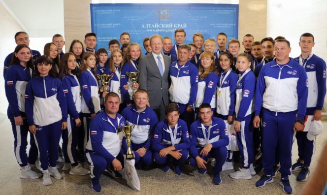 Губернатор Алтайского края Виктор Томенко встретился с участниками Всероссийского фестиваля дворового спорта