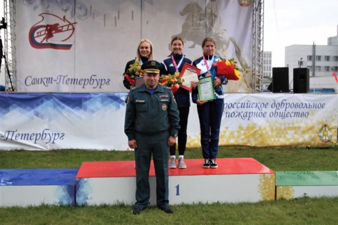 Екатерина Гусева на пьедестале (слева)