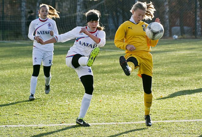 Заключительный матч сезона – 2013 женской команды по футболу «Алтай» с кемеровским «Кузбассом» (2:3).