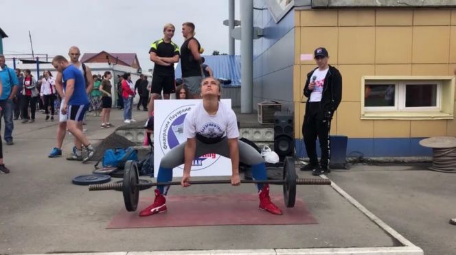 В Бийске День физкультурника отметили марафоном по становой тяге