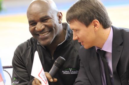 Эвандер Холифилд и Алексей Тищенко посетили зал бокса в спорткомплексе «Победа» (фото).