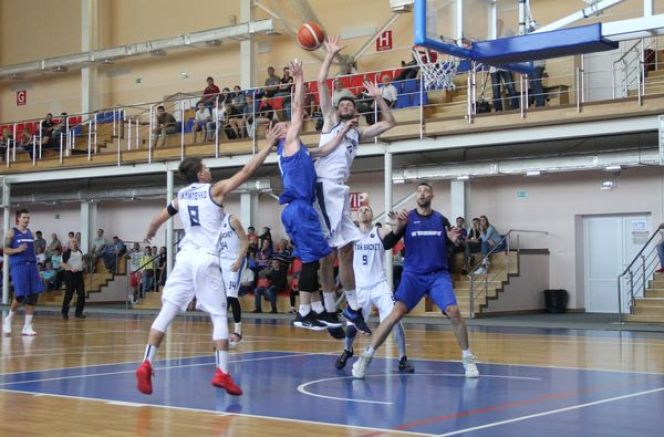 За этот заслон Григорий Комиссаренко (№ 4) сорвал овации трибун.
Фото Ярослава Махначёва