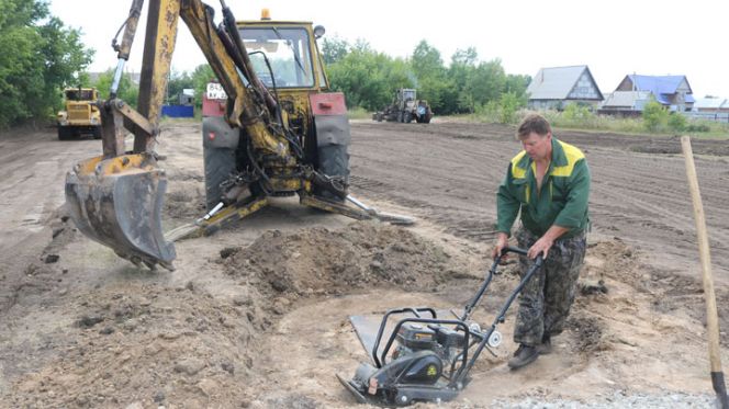 Современную хоккейную коробку возводят в райцентре Мамонтово