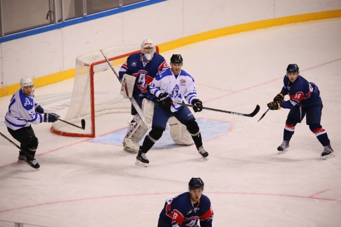 ХК "Динамо-Алтай" уступил в первом контрольном матче "Красноярским Рысям"